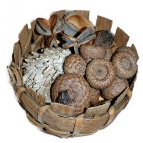 Geflochtener Vorratsbehälter mit verschiedenen Trockenfrüchten